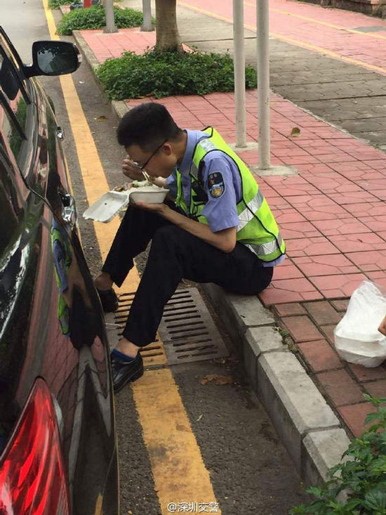 人民警察路边吃饭图片