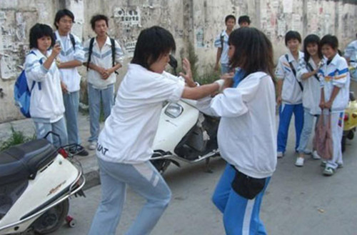 青少年打架斗殴图片