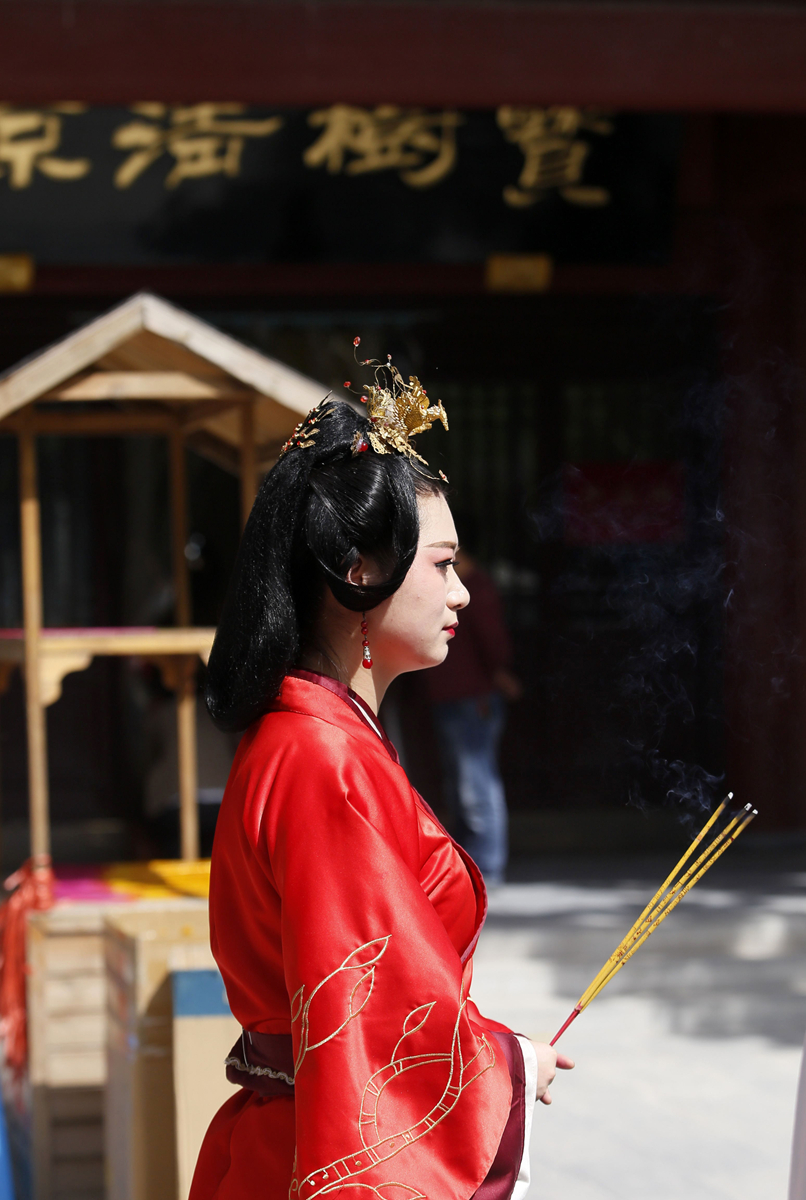 郑州:芈月携后宫娘娘穿越寺庙上香祈福