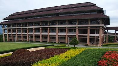 皇太后大学于 1998年 9月 25日正式成立 她是一所国立自治大学.