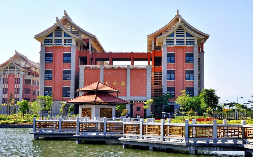 2004年升格为厦门理工学院,是福建省属公立本科大学,实行省市共建,以