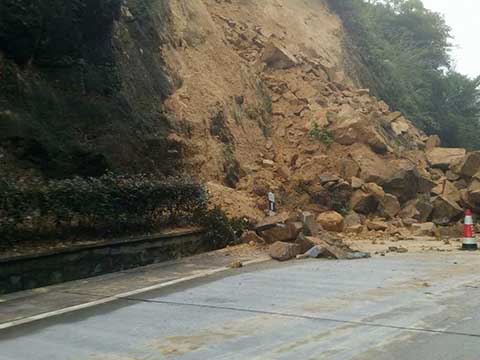 福建闽侯暴雨引发道路山体滑坡