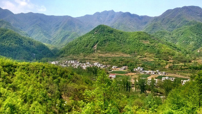 鸡冠山位于汝阳县王坪乡与付店镇交界处,东西绵延数十公里.