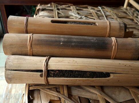 竹筒茶以傣族竹筒茶著称,是将清毛茶放进竹筒里,边烤边捣压,把竹筒
