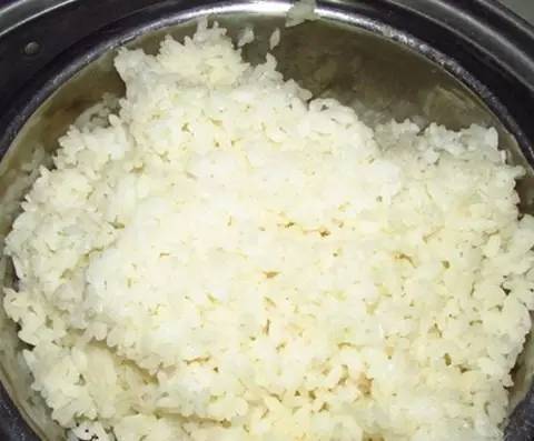他经常吃已经有些异味的米饭,要知道,变质的米饭是最容易产生黄曲霉