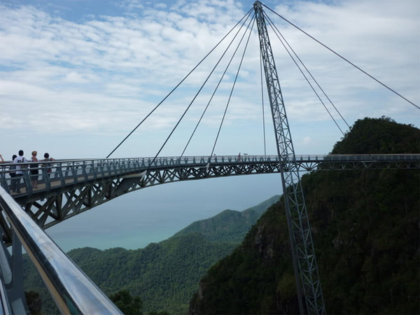 马来西亚的兰卡威岛天空之桥不同于前两座,皇家峡谷大桥是座吊桥,身