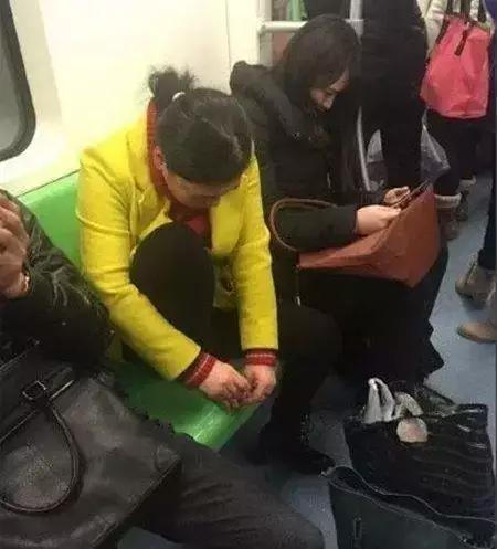 北京地铁上男女打个呗儿算啥这些奇葩亮瞎我的眼