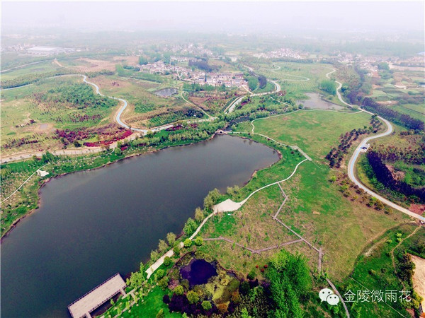 南京板桥生态园,位于南京市雨花台区境内,交通十分便利,距离市中心仅