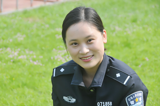监狱调入温岭市看守所工作,现为该所女子监区最年轻的一名管教民警
