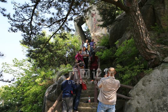 其它 正文 4月30日,遊客在霍山銅鑼寨景區遊覽.