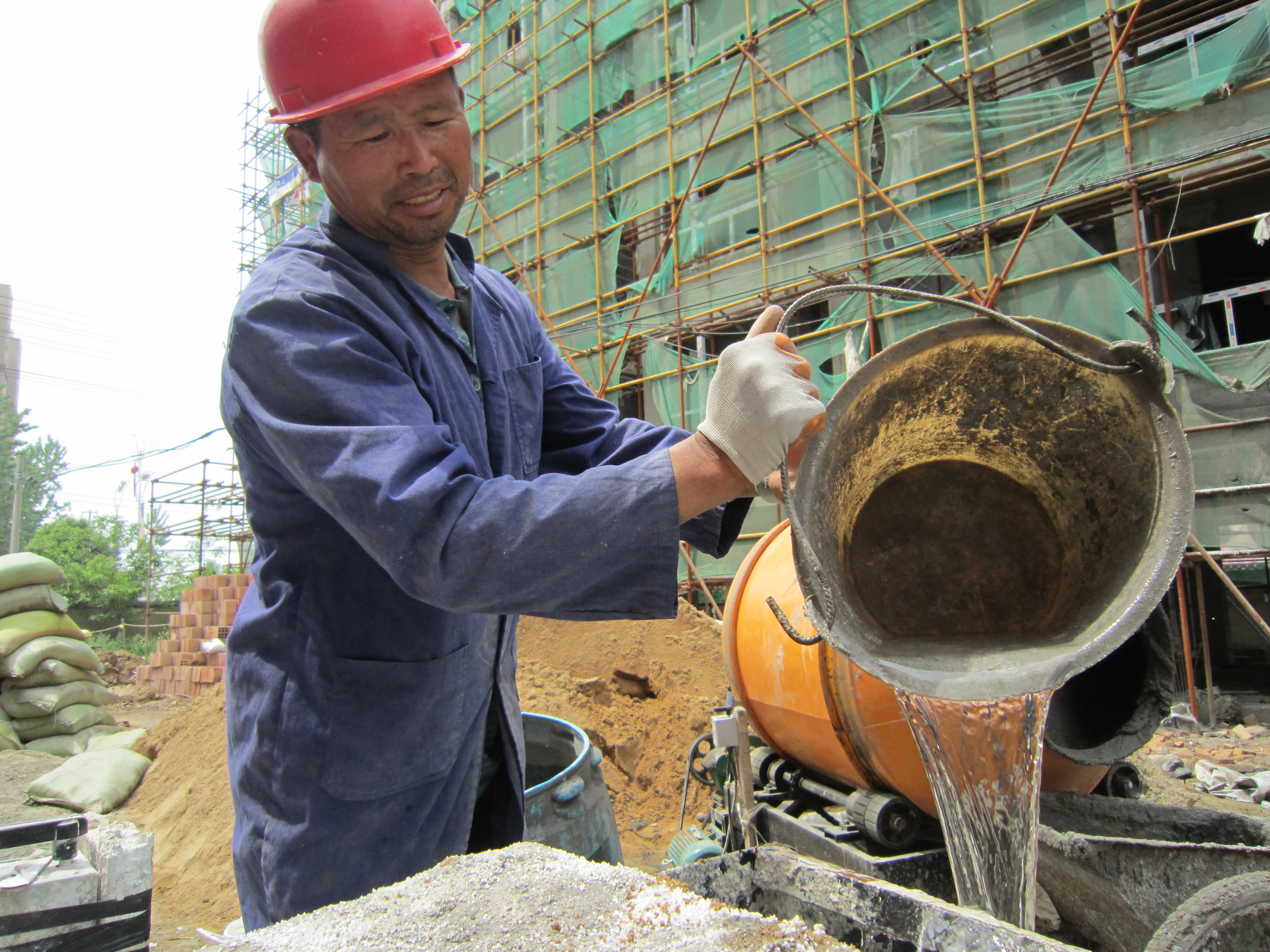 付军,56岁,干建筑行业有快30多年了,以前一直在浙江工地干活,家住在