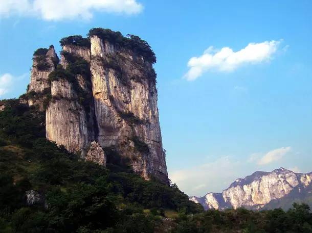 的"靴子山"支嘎阿鲁湖是目前贵州最大的高峡平湖,其水容之大,水域之广