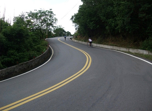 高速公路爬坡车道图片