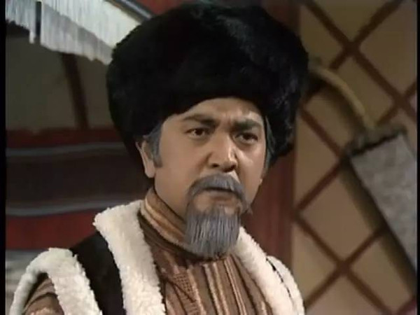 1976年参演电视剧《射雕英雄传》饰演杨铁心,之后又在最为经典的83版