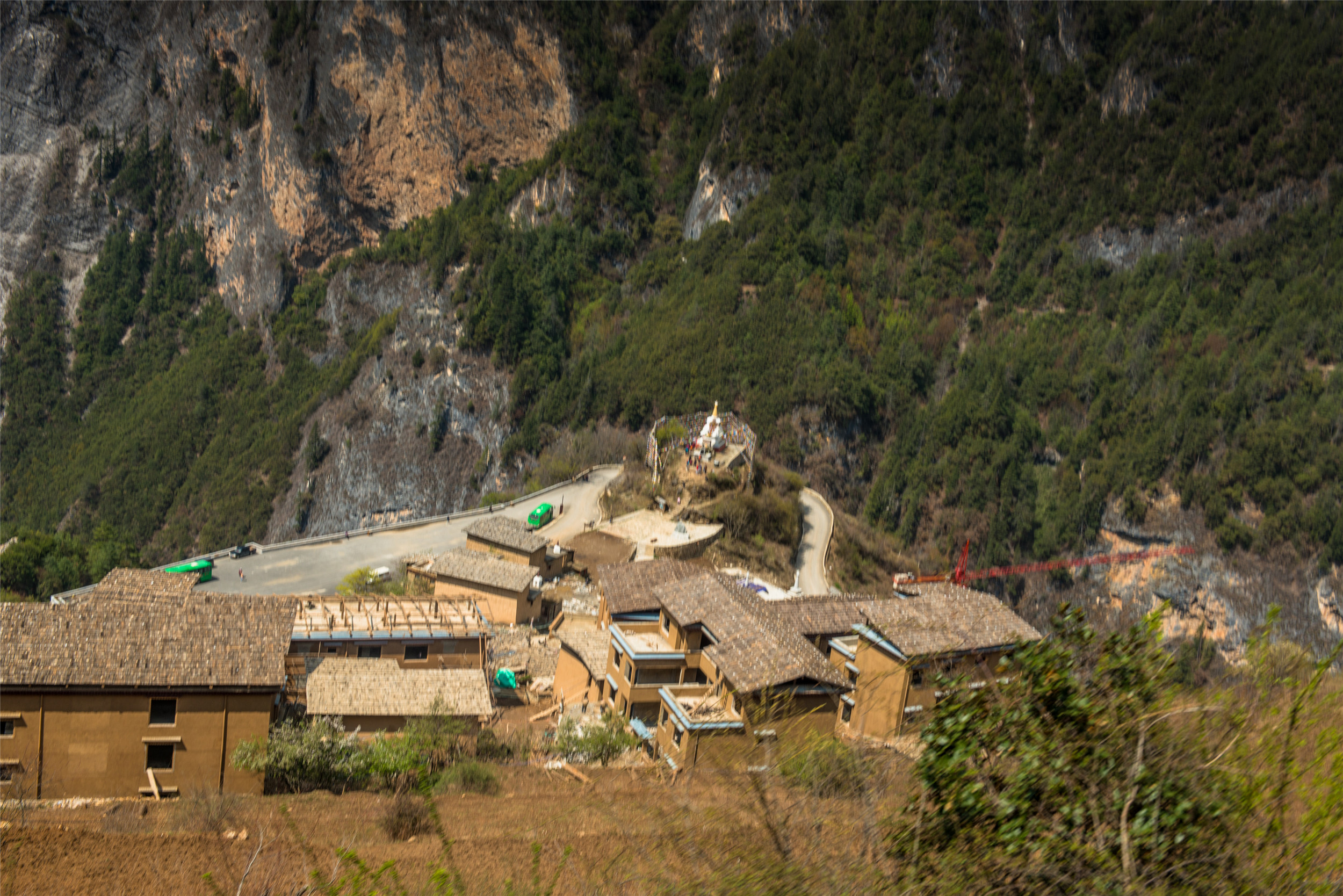 雅拉雪山中谷村图片