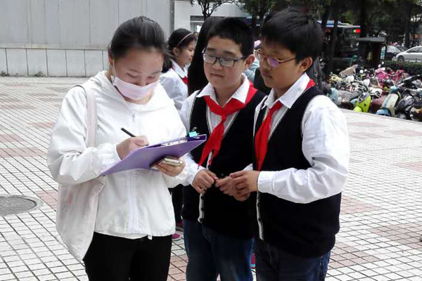 扬州:小学生参与社会实践,街头调查垃圾入箱