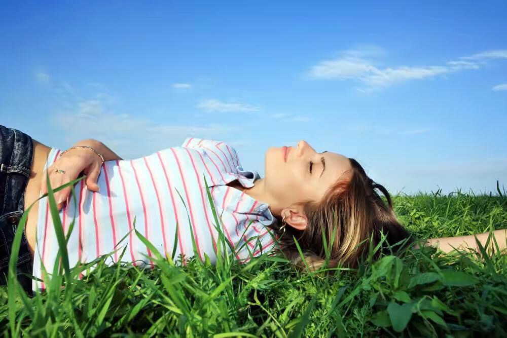 人躺在草地望天空图片图片