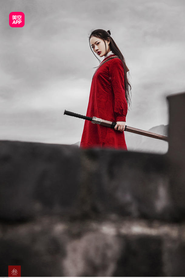 古风红衣女子持剑高冷图片
