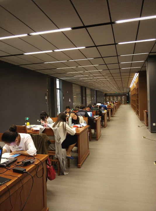 天津大学图书馆内更是座无虚席,如果同学们不在下课后第一时间去寻找