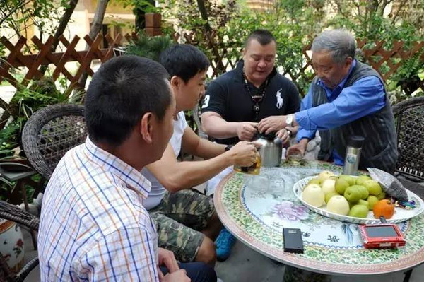 的带领下李永林和兴合·半山逸城董事长张瀚铎一起步入半山逸城b区,将