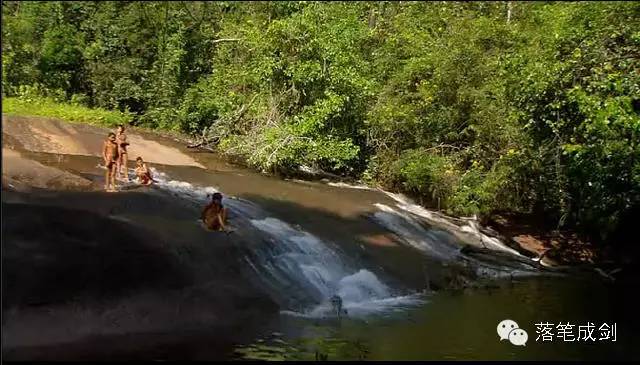 溪水是左伊人孩子嬉戏的地方本文图片来自韩国电视纪录片《亚马逊的