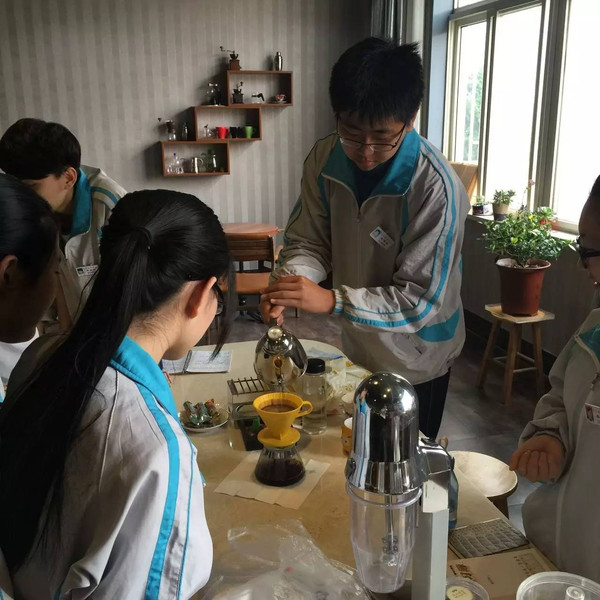 林琳老师的《经典咖啡制作》选修课:学生在进行手冲咖啡练习1林琳老师