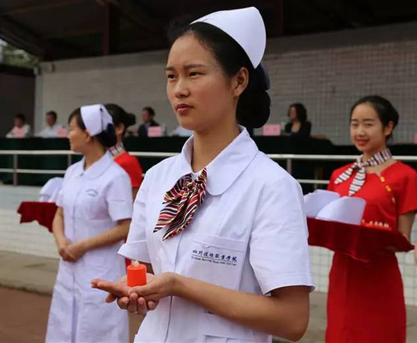 护士帽上的红十字图片
