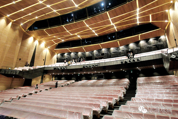 虹桥艺术中心包含一个千人剧场,观众席分为上下二层,舞台配备三档升降