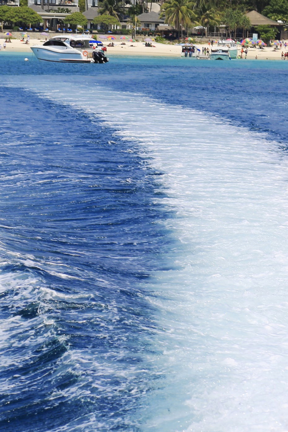 风驰电掣的快艇,在湛蓝的大海上激起一片长长的雪白浪花