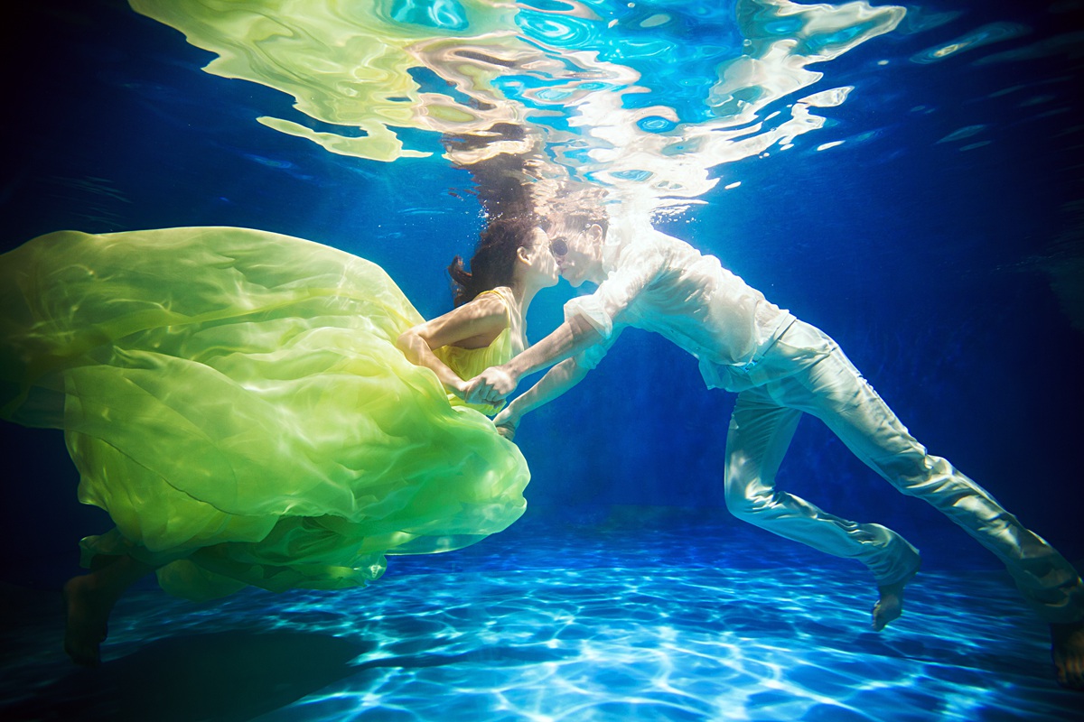 美人鱼水下拍摄婚纱图片