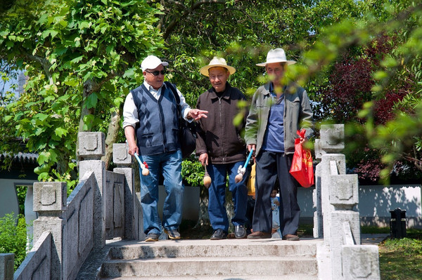 76三位老人一起去公园76每次都要相互讨论心得76公园的居民很