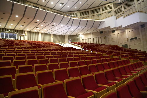 可容纳800多人哦由一个演出大厅和三个教学排练厅组成剧院内部共分为
