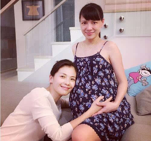 刘涛与准妈妈李心洁合影 脸贴对方超大孕肚