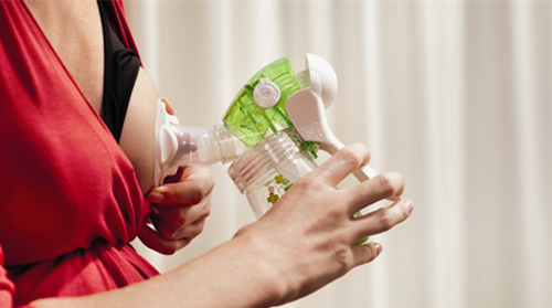 吸奶器用起来很方便,是个不可缺少的帮手,还可以在妈妈上班,宝宝没法