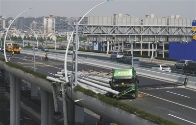 視頻:上海中環高架一超載掛車傾覆 致路面損毀交通中斷