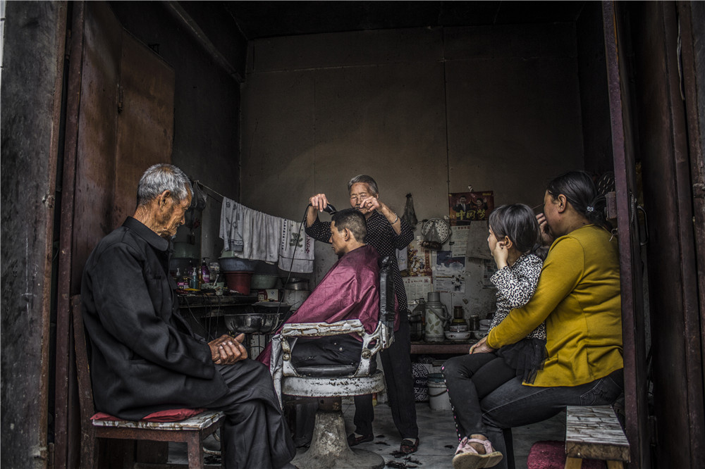 中国最老85岁女理发师顾客都是老年帮豫记