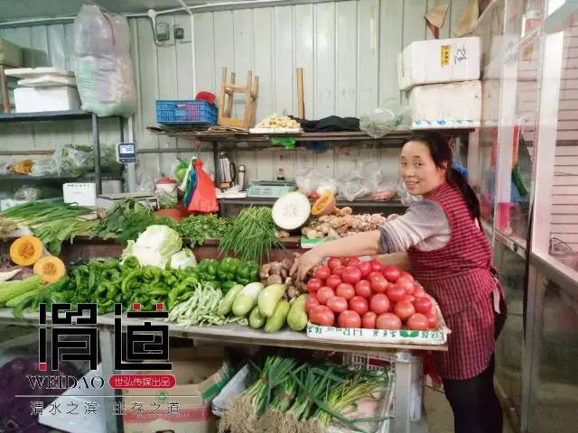 我在西一路菜市場,賣菜供著兩個學生丨渭道