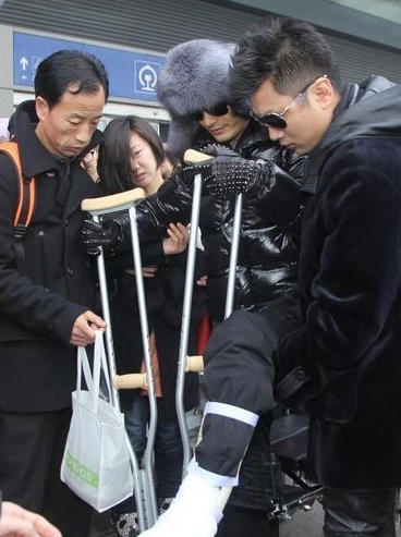 黄晓明拍摄电影《白发魔女之明月天国》的时候也遭遇意外,腿部受伤,被