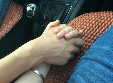 开车时握你手吻你手背图片