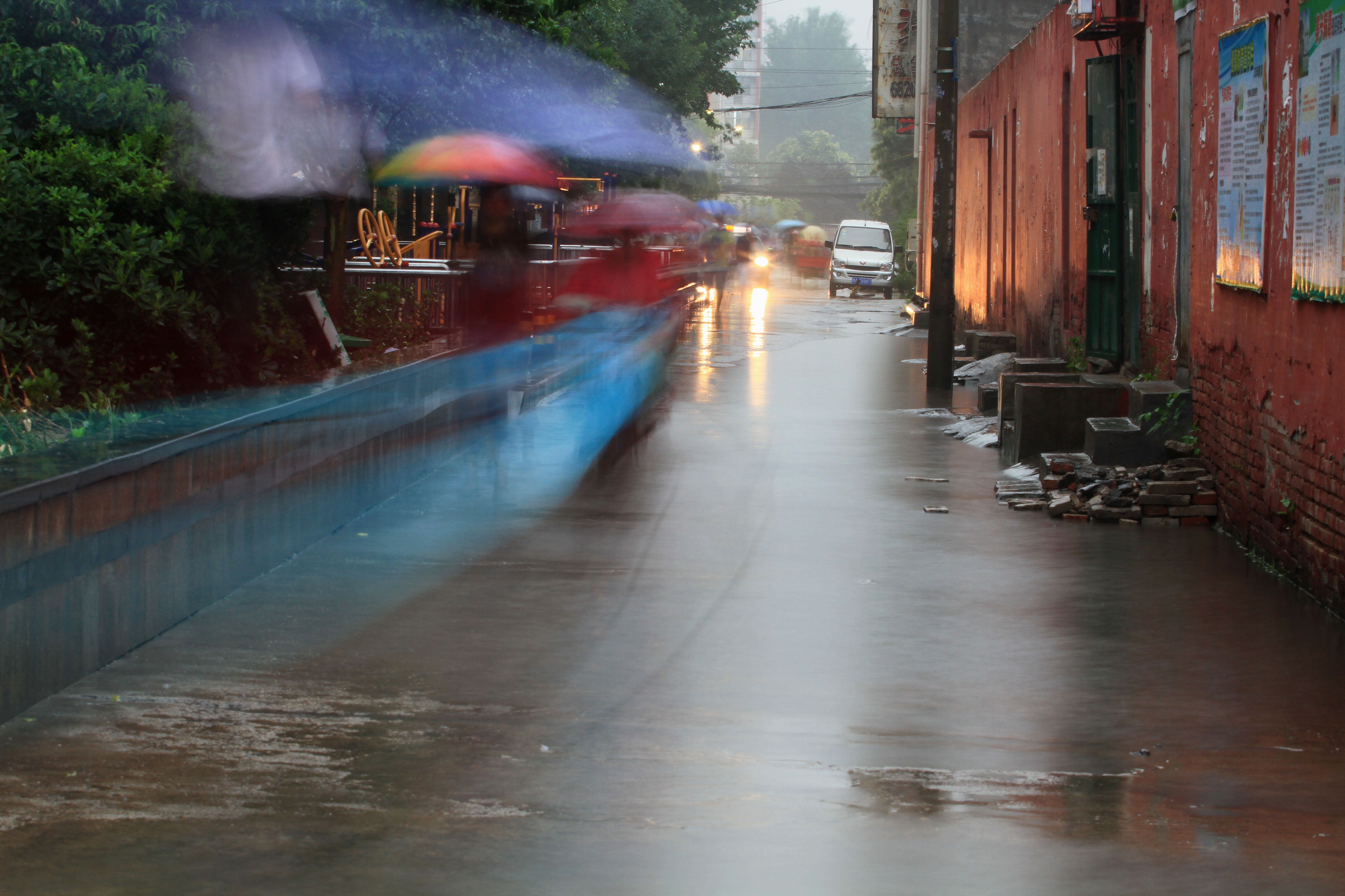 文峰街下雨积水成河市民出行爬高上低