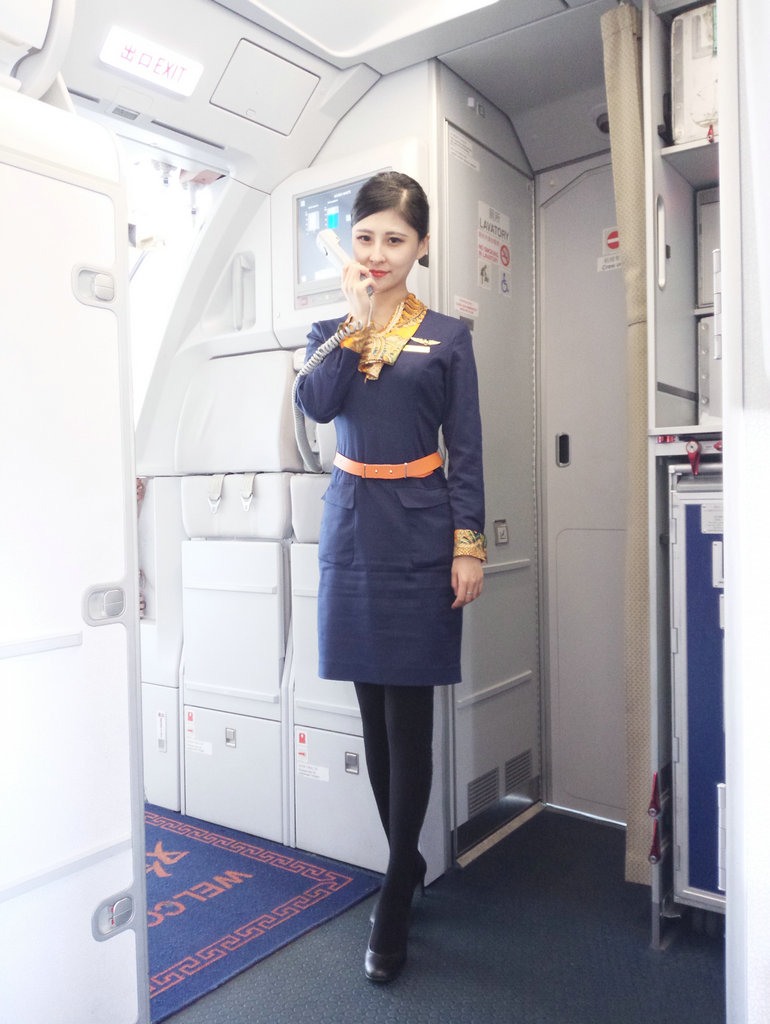 大学毕业后,她加入了上海航空成为一名空中乘务员