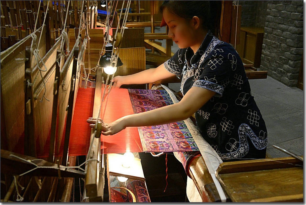 蜀锦,顾名思义它就是产自成都的丝织品了成都最著名的丝织品之一的