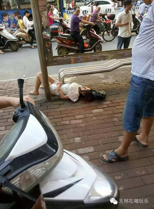 7402广西一女子在公交候车亭突然倒地不起原因是