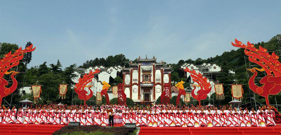 组图:粽艾飘香迎端午 万人秭归祭屈原