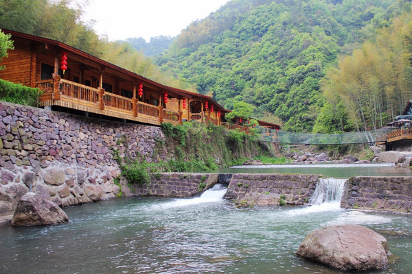 老柿林山居坐落于大岚镇柿林村丹山赤水景区内,分丹湫谷,樵苏园,老柿