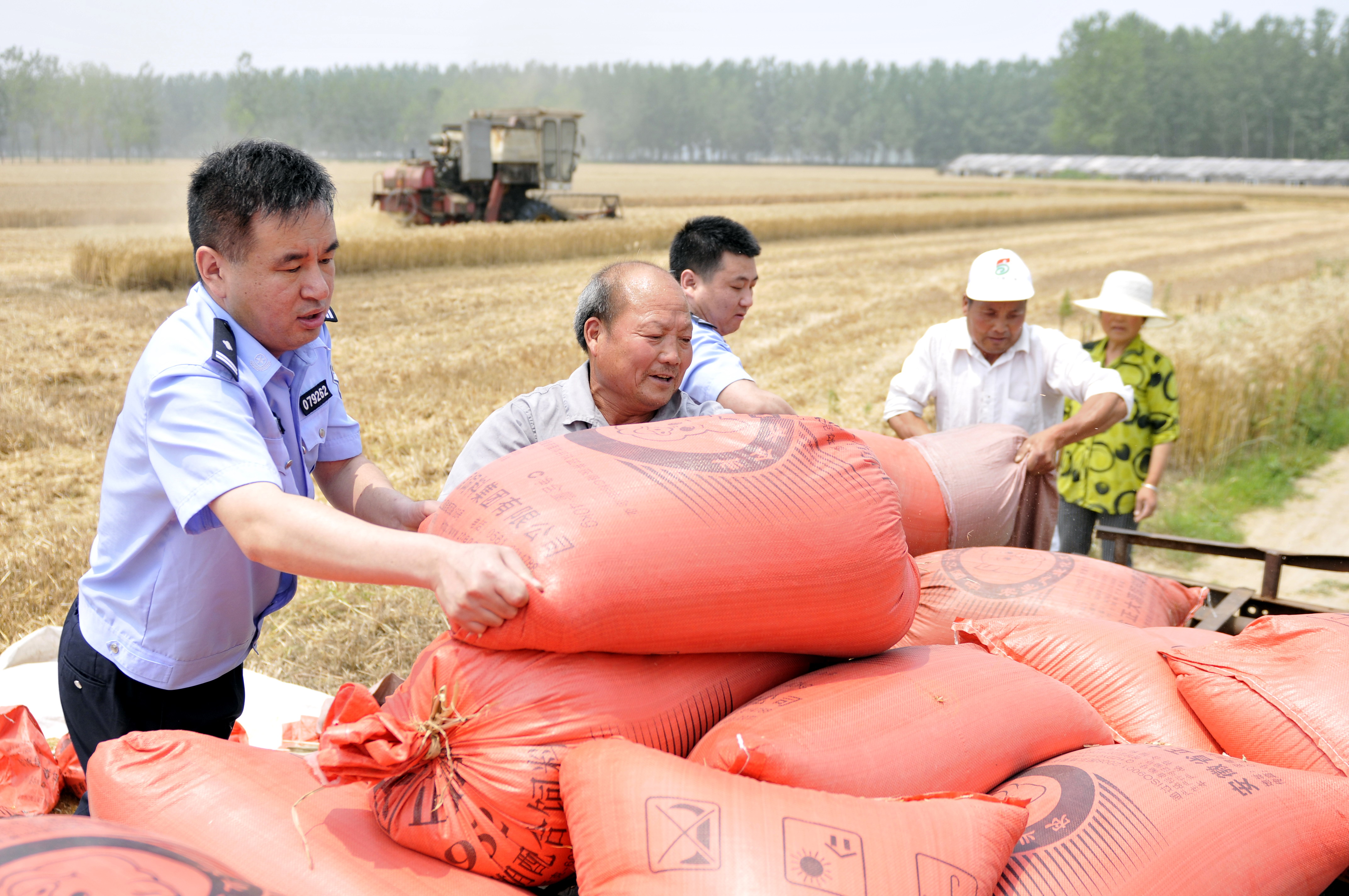 6月9日,山東省郯城縣公安局馬頭派出所民警劉雲海(右)在幫助貧困戶鄭