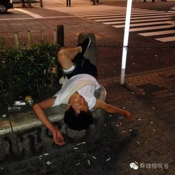 日本民众醉后千奇百怪的街头囧态
