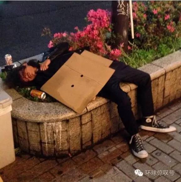 日本民众醉后千奇百怪的街头囧态
