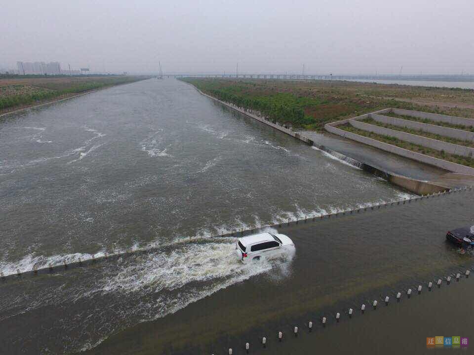 漫水桥上玩"漂移,一辆私家车掉入水中!