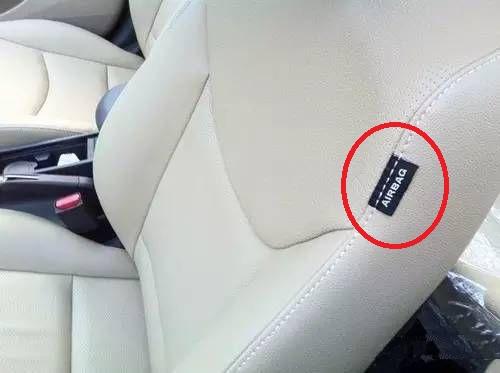 汽车座椅上都会有安全气囊,如下图所示airbag标志,这就是安全气囊